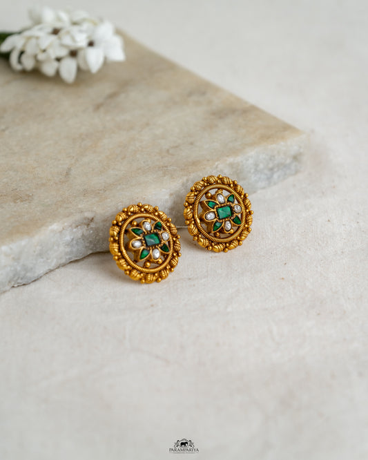 Minimal Hues!!

92.5 pure silver gold micron plated kundan stud earrings.