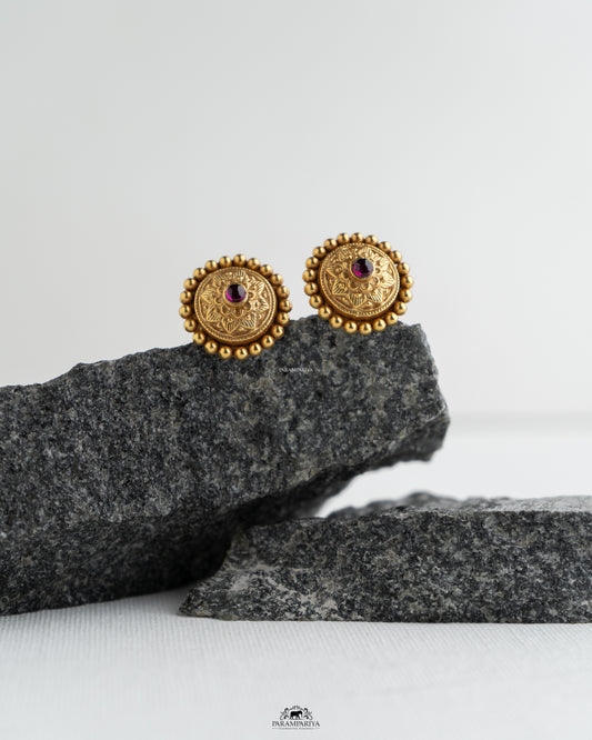 Stud Edit!!

92.5 pure silver gold micron plated stud earrings.