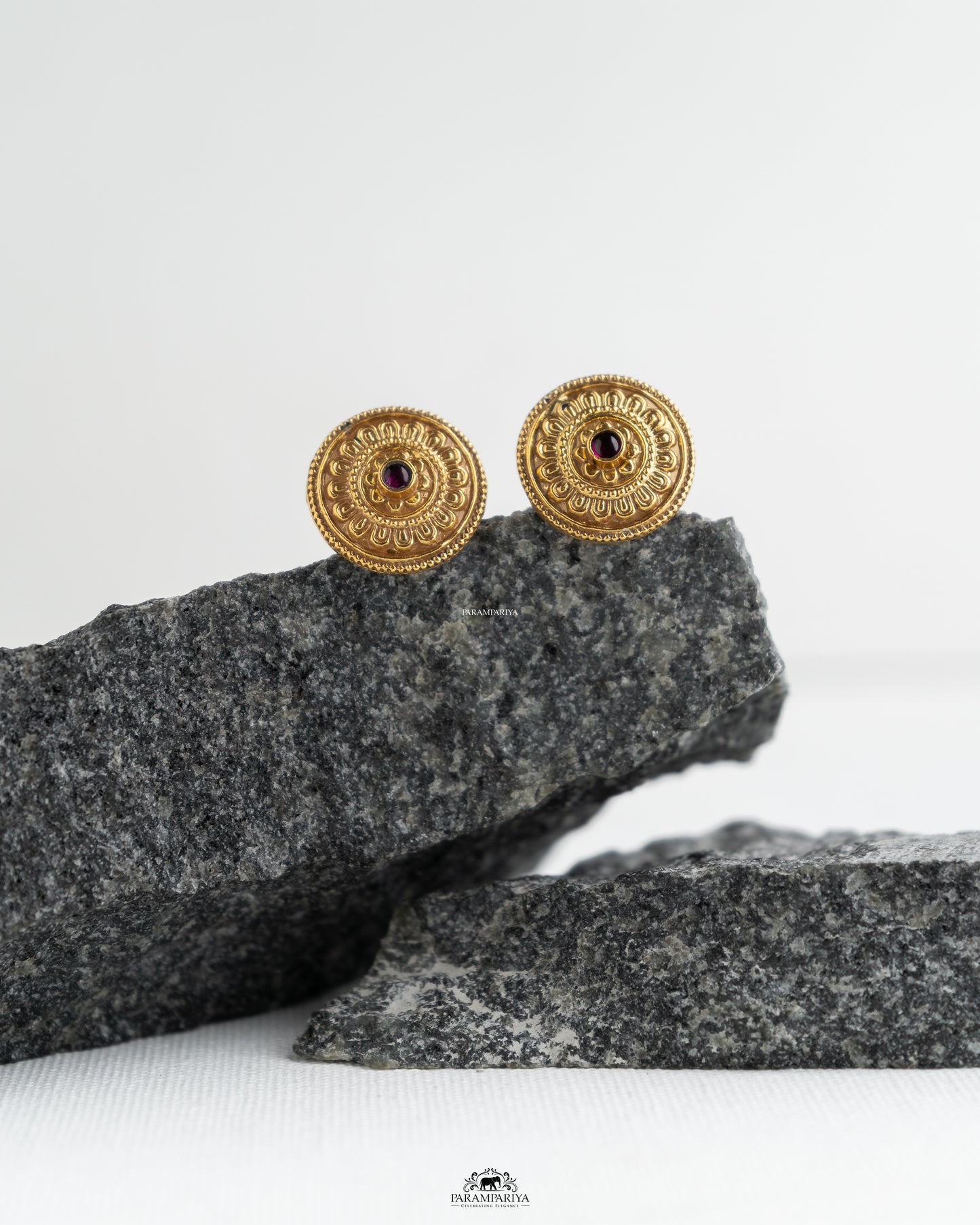 Stud Edit!!

92.5 pure silver gold micron plated stud earrings.