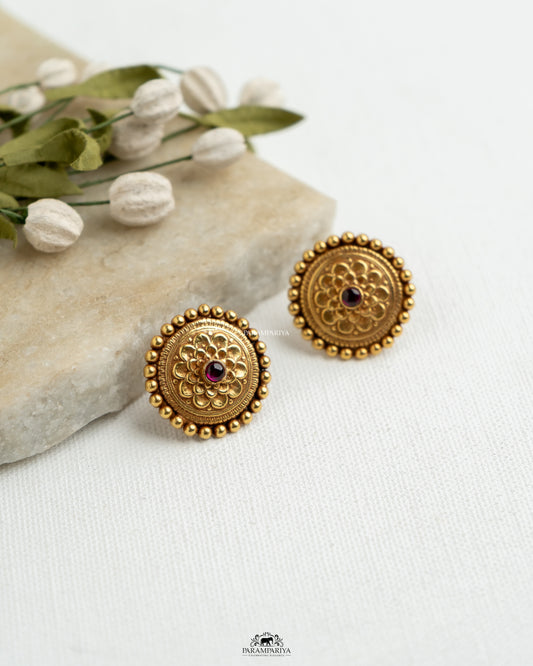 Stud Edit!!

92.5 pure silver gold micron plated stud earrings.