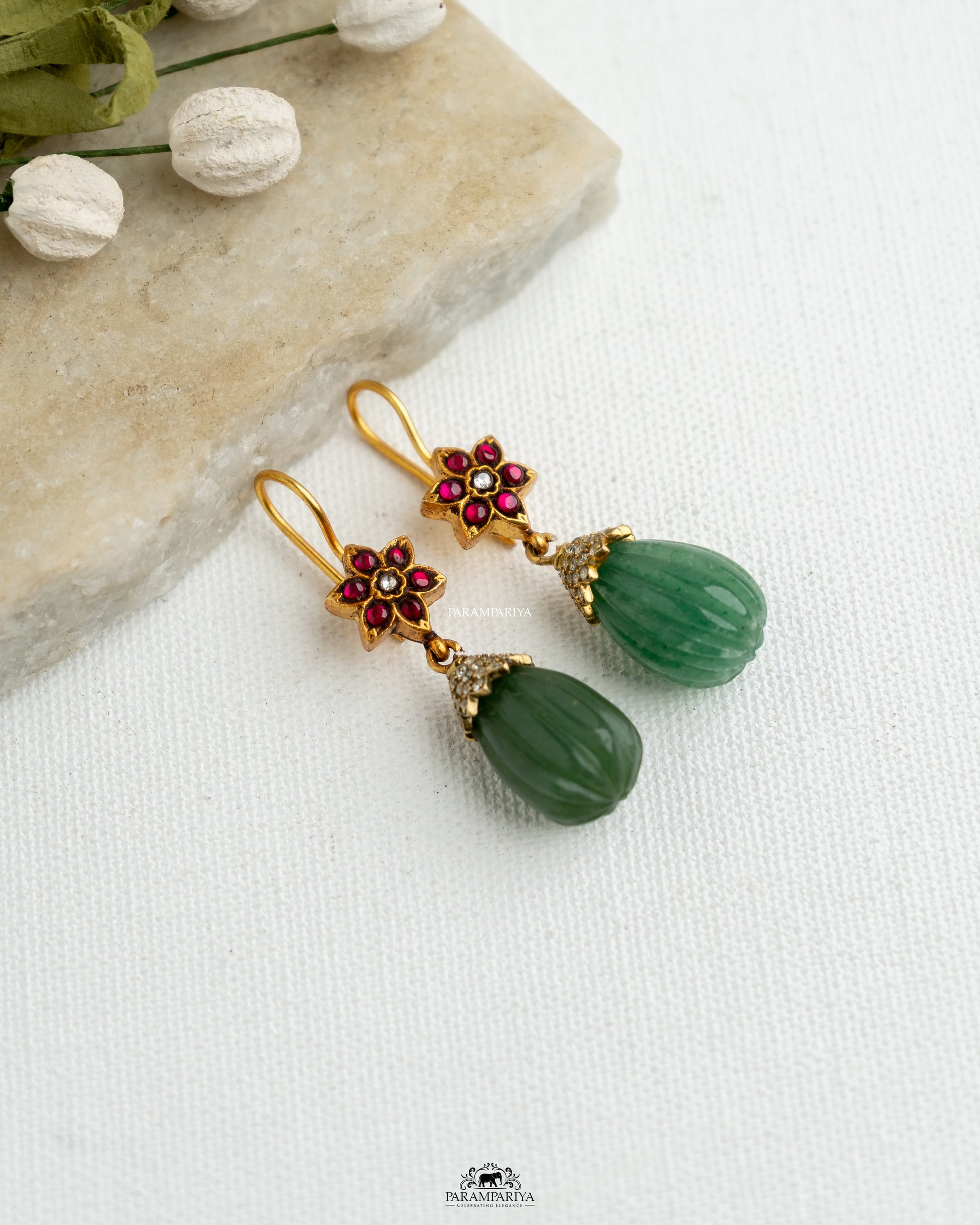 Hook Hues!!

Pure silver micron gold plated kundan hook earrings for a contemporary chic look. 