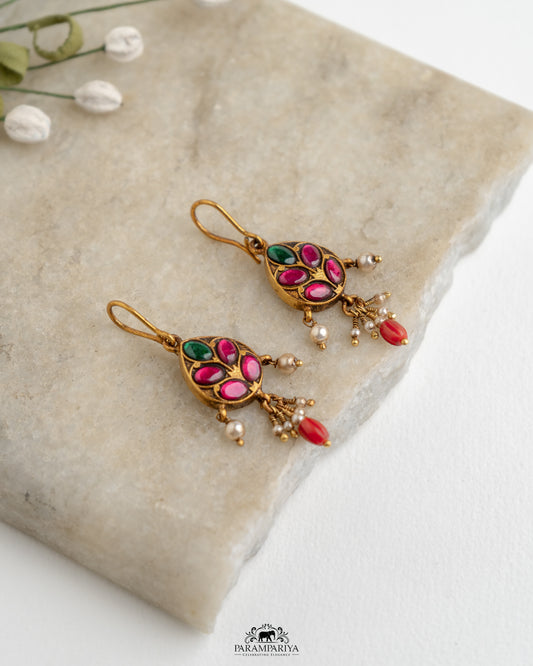 Hook Hues!!

simple pure silver gold plated kundan hooks for a chic ethnic look.