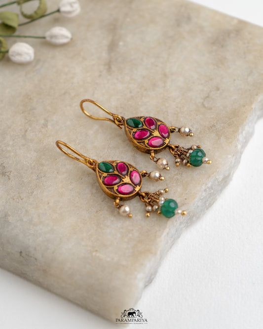 Hook Hues!!

simple pure silver gold plated kundan hooks for a chic ethnic look.