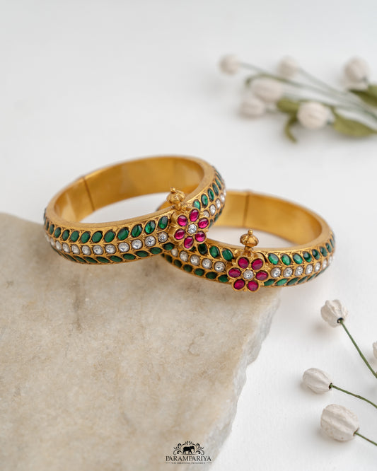 Timeless Elegance!!

92.5 pure silver gold micron plated kundan bangles.