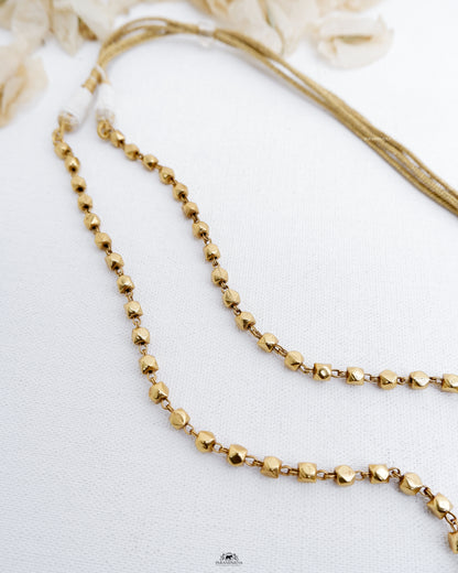 This Mithra Necklace features a pure silver micron gold plated kundan pendant adorned with gold beads, maintaining a vintage and unique appeal.